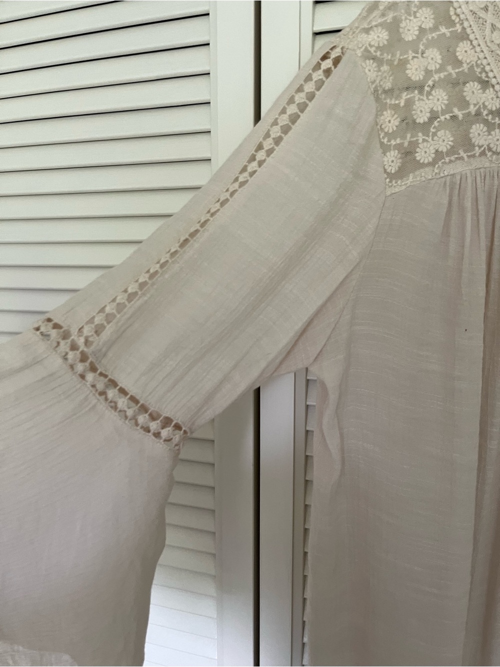 New Directions blouse with lace and bell  sleeves - Picture 4 of 7